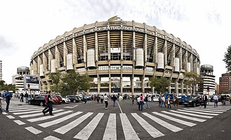65 năm lịch sử thánh địa Santiago Bernabeu vĩ đại qua ảnh - 8 Thánh địa của “đội bóng Hoàng gia Tây Ban Nha” nhìn từ bên ngoài.