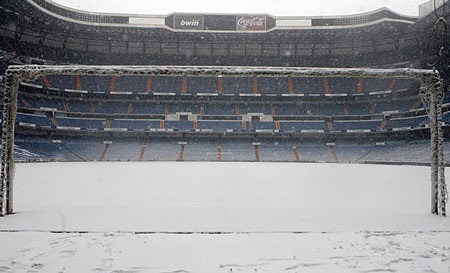 65 năm lịch sử thánh địa Santiago Bernabeu vĩ đại qua ảnh - 10 Tuyết trắng phủ đầy sân Bernabeu vào mùa đông năm 2008.