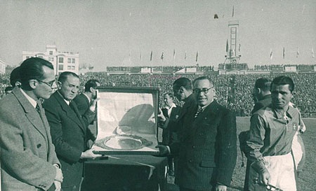 65 năm lịch sử thánh địa Santiago Bernabeu vĩ đại qua ảnh - 14 Sân đấu được khánh thành vào ngày 14-12-2012.