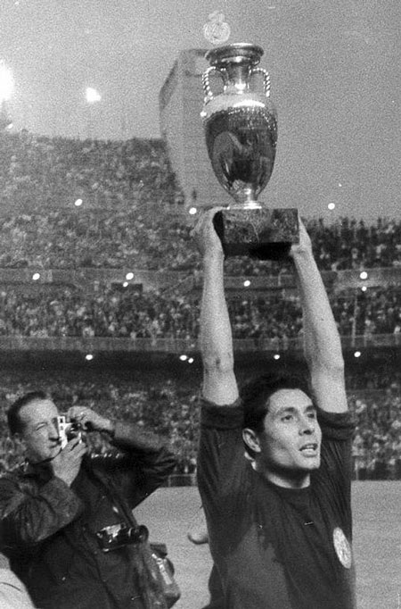 65 năm lịch sử thánh địa Santiago Bernabeu vĩ đại qua ảnh - 16 Olivella nâng cao chức vô địch C