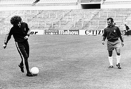 65 năm lịch sử thánh địa Santiago Bernabeu vĩ đại qua ảnh - 17 Olivella nâng cao chức vô địch C