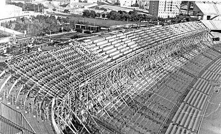 65 năm lịch sử thánh địa Santiago Bernabeu vĩ đại qua ảnh - 19 Những người hâm mộ đội tuyết theo dõi trận đấu giữa Real Madrid và Sevilla ở mùa giải 1964-65.