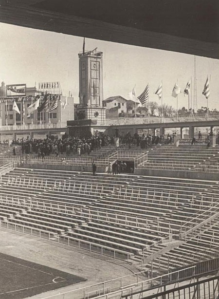 65 năm lịch sử thánh địa Santiago Bernabeu vĩ đại qua ảnh - 20 Quang cảnh sân Bernabeu trước buổi lễ kỷ niệm 50 năm thành lập đội bóng Real Madrid vào năm 1952.