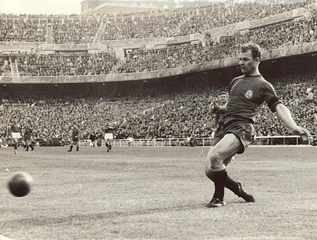 65 năm lịch sử thánh địa Santiago Bernabeu vĩ đại qua ảnh - 22 Quang cảnh sân Bernabeu trước buổi lễ kỷ niệm 50 năm thành lập đội bóng Real Madrid vào năm 1952.