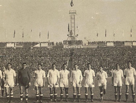 65 năm lịch sử thánh địa Santiago Bernabeu vĩ đại qua ảnh - 23 Quang cảnh sân Bernabeu trước buổi lễ kỷ niệm 50 năm thành lập đội bóng Real Madrid vào năm 1952.