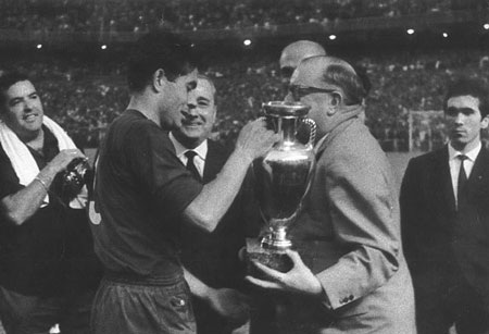 65 năm lịch sử thánh địa Santiago Bernabeu vĩ đại qua ảnh - 27 Năm 1992, Santiago Bernabeu trải qua cuộc đại tu lớn nhất.