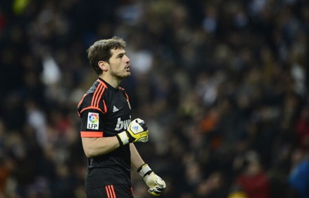 Real Madrid "hay chết" từ những tình huống cố định - 2 Casillas dường như đang bị “cóng” khi phải đối mặt với những pha bóng cố định