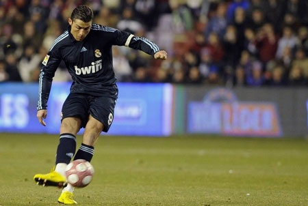 C.Ronaldo đã lấy lại duyên ghi bàn trên chấm đá phạt sau 7 tháng “tịt ngòi”