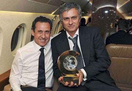 Jose Mourinho và “sếp cũ” Valdano trở về Madrid sau khi nhận giải HLV xuất sắc nhất năm 2010