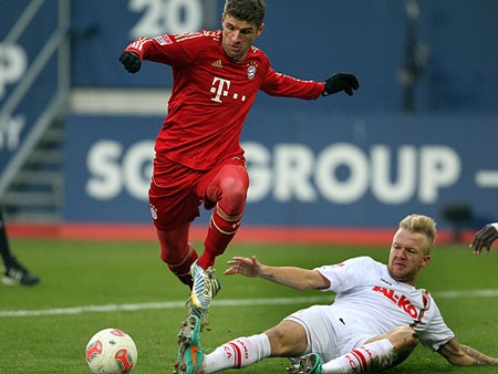 Mario Gomez tỏa sáng, Bayern Munich củng cố ngôi đầu bảng - 1 Thomas Muller đưa đội khách vượt lên dẫn trước bằng quả đá 11m thành công