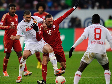 Mario Gomez tỏa sáng, Bayern Munich củng cố ngôi đầu bảng - 2 Augsburg chơi tấn công đầy táo bạo song Bayern Munich quá bản lĩnh và kinh nghiệm