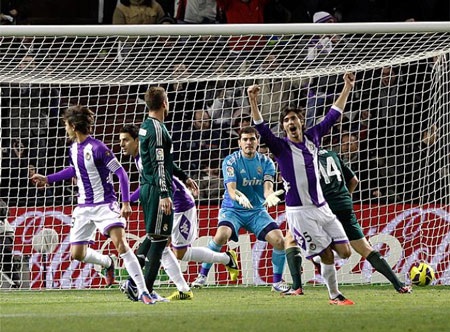 Niềm vui của các cầu thủ đội chủ nhà sau khi có được bàn thắng mở tỉ số trận đấu.