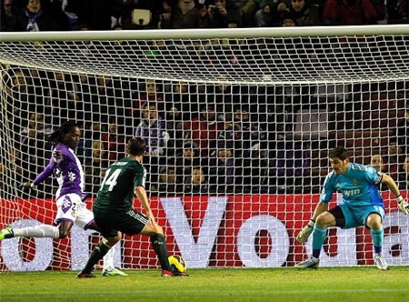 Niềm vui của các cầu thủ đội chủ nhà sau khi có được bàn thắng mở tỉ số trận đấu.