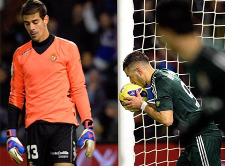 Niềm vui của các cầu thủ đội chủ nhà sau khi có được bàn thắng mở tỉ số trận đấu.