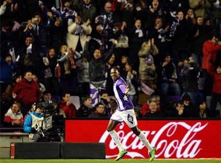 Niềm vui của các cầu thủ đội chủ nhà sau khi có được bàn thắng mở tỉ số trận đấu.