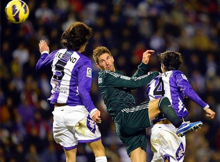 Niềm vui của các cầu thủ đội chủ nhà sau khi có được bàn thắng mở tỉ số trận đấu.