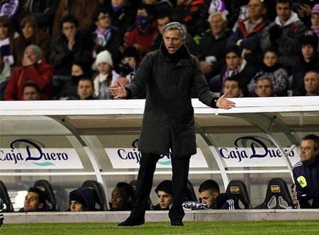 Hàng phòng ngự tiếp tục để lại những nỗi lo lớn cho Jose Mourinho.