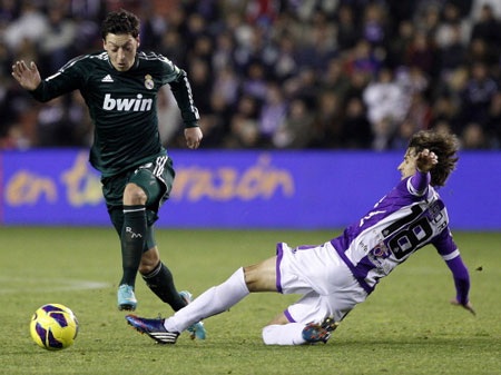 Mesut Oezil: Người đang làm sống lại hình ảnh Zidane vĩ đại - 2 Mesut Ozil đang trên đường trở thành “Zizou mới” của Bernabeu