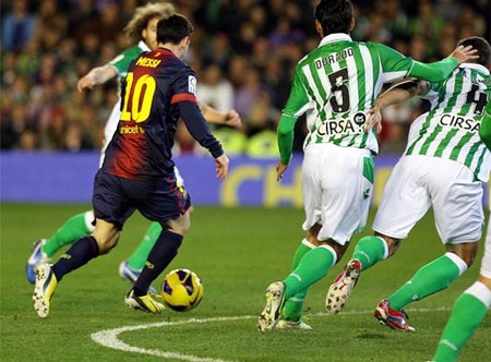 Nhìn lại những khoảnh khắc Messi viết lại lịch sử bóng đá - 2 Pha solo ngoạn mục trước khi tung cú dứt điểm hiểm hóc mở tỉ số trận đấu của