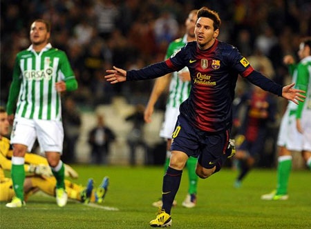 Nhìn lại những khoảnh khắc Messi viết lại lịch sử bóng đá - 3 Pha solo ngoạn mục trước khi tung cú dứt điểm hiểm hóc mở tỉ số trận đấu của