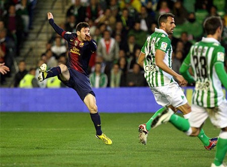 Nhìn lại những khoảnh khắc Messi viết lại lịch sử bóng đá - 4 Pha solo ngoạn mục trước khi tung cú dứt điểm hiểm hóc mở tỉ số trận đấu của