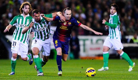 Nhìn lại những khoảnh khắc Messi viết lại lịch sử bóng đá - 13 Khung thành Barcelona không ít lần chao đảo trước những đợt tấn công của đội chủ nhà.