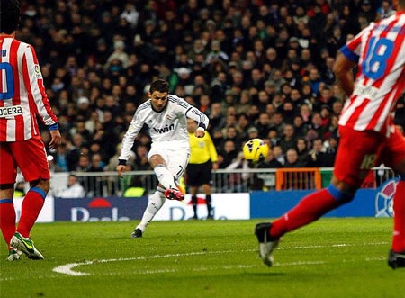 C. Ronaldo “khoái” đá phạt vào lưới Atletico - 1 C.Ronaldo rất có duyên đá phạt vào lưới Atletico