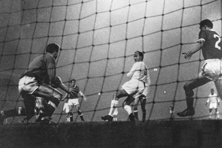 Những cảm xúc bất tận từ cặp đấu MU-Real Madrid - 1 Di Stefano làm tung lưới Manchester United