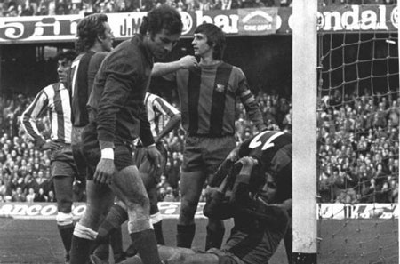 Những cuộc đụng độ Barcelona-Atletico trong quá khứ - 10 Johan Cruyff ăn mừng bàn thắng vào lưới Atletico.