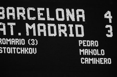 Những cuộc đụng độ Barcelona-Atletico trong quá khứ - 11 Johan Cruyff ăn mừng bàn thắng vào lưới Atletico.
