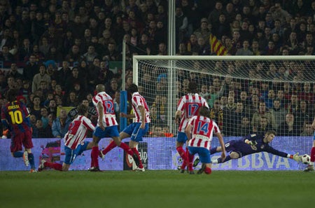 Những cuộc đụng độ Barcelona-Atletico trong quá khứ - 14 Atletico Madrid chính là con mồi ưa thích nhất của tay săn bàn thượng thặng Lionel Messi.