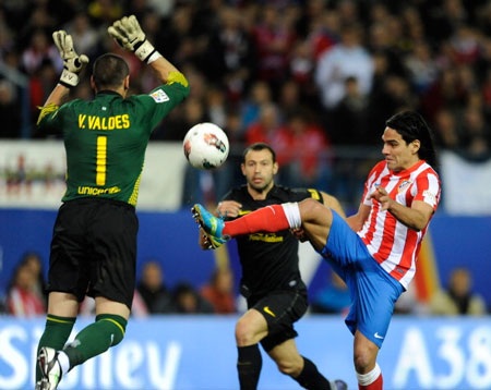 Atletico: Chạm trán Barcelona trong niềm nhớ mang tên…Torres - 2 Radamel Falcao ăn đứt Torres về phong độ nhưng chưa thể khiến Barcelona “run sợ”