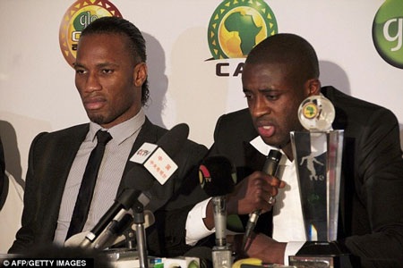 Yaya Toure giành danh hiệu Cầu thủ xuất sắc nhất châu Phi - 6 Yaya Toure cà Drogba phát biểu trước báo giới trong lễ trao giải
