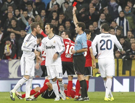 Real Madrid đang khoái "chơi chấp người"? - 2 Real Madrid thường xuyên chơi chấp người vì những chiếc thẻ phạt lãng nhách