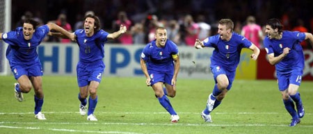 Ronaldinho: Sự xuất hiện của Ronaldinho chính là bước ngoặt đưa đến sự sụp đổ của