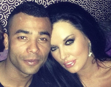 Mệt mỏi với tình mới, Ashley Cole mong muốn tìm một Cheryl thứ hai - 1 Ảo như mạng Internet, chuyện tình online của họ cũng đã sớm kết thúc.