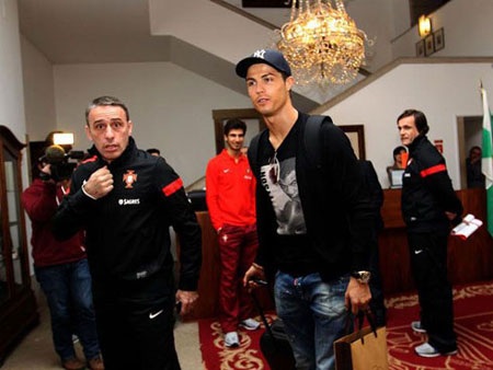 Đáng thương cho Ronaldo khi bị chính fan nhà quay lưng.