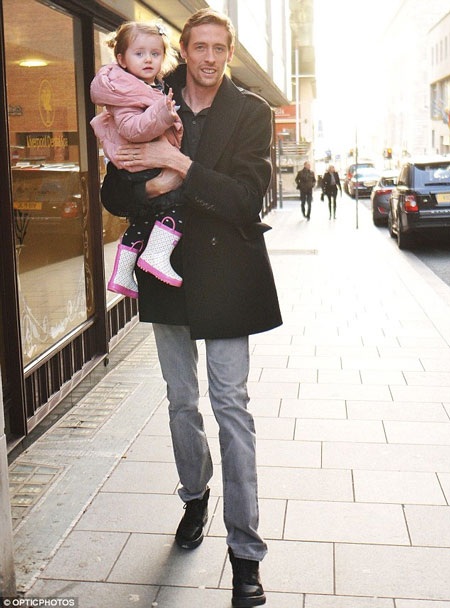 Crouch bế con gái vì bé đã mỏi chân khi đi bộ.