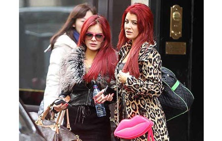 Hai người mẫu rời khách sạn.