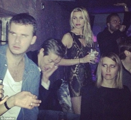 Abbey gợi cảm trong đầm ren.