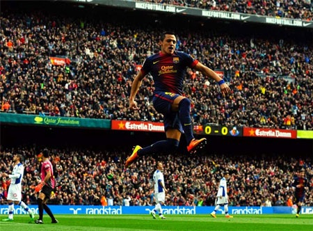 Nhìn lại bữa tiệc bàn thắng thịnh soạn tại Nou Camp - 3 Alexis Sanchez mở tỉ số cho Barcelona, khai màn cho bữa tiệc bàn thắng tại Nou Camp.