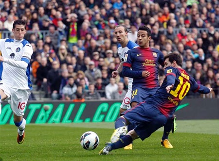Nhìn lại bữa tiệc bàn thắng thịnh soạn tại Nou Camp - 4 Lionel Messi nhân đôi cách biệt cho đội chủ nhà bằng cú dứt điểm chéo góc hiểm hóc.