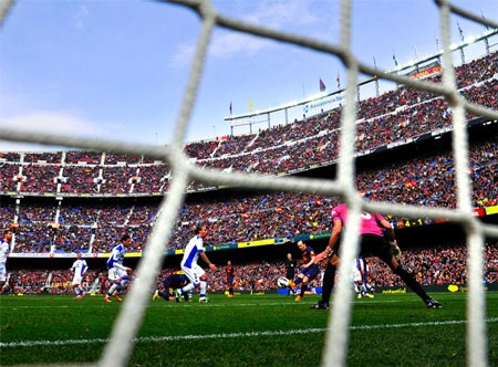 Nhìn lại bữa tiệc bàn thắng thịnh soạn tại Nou Camp - 12 Lionel Messi nỗ lực thực hiện một cú ngã bàn đèn sau đường chuyền của Alexis.