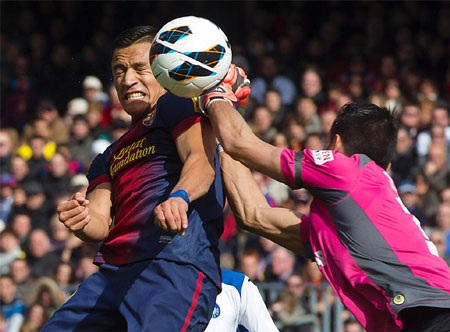 Nhìn lại bữa tiệc bàn thắng thịnh soạn tại Nou Camp - 15 Alexis Sanchez bỏ lỡ cơ hội lập cú đúp khi cú đánh đầu của anh không thể vượt qua Codina.