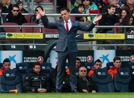Nhìn lại bữa tiệc bàn thắng thịnh soạn tại Nou Camp - 16 HLV Luis Garcia hoàn toàn bất lực trước sức mạnh khủng khiếp mà Barcelona thể hiện.
