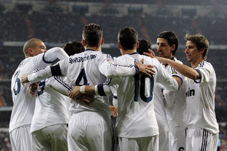 Real Madrid: Chơi dao coi chừng bị đứt tay - 1 Real Madrid đang bất bại trong năm 2013 với không ít trận đấu chơi thiếu người