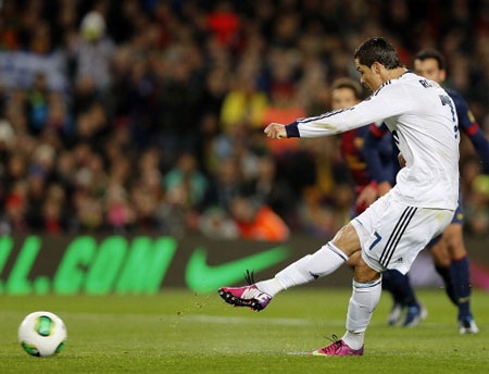 Cristiano Ronaldo: Cơn ác mộng của Nou Camp - 1 Cristiano Ronaldo lập một cú đúp, góp công lớn giúp Real Madrid hủy diệt Barcelona