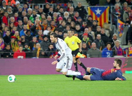 Tình huống thổi phạt Pique của Undiano là hoàn toàn chính xác