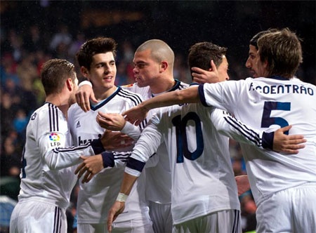 Nhìn lại chiến thắng “chấp người” của Real Madrid - 1 Nhìn lại chiến thắng “chấp người” của Real Madrid