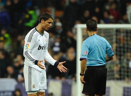 Nhìn lại chiến thắng “chấp người” của Real Madrid - 8 Siêu sao Cristiano Ronaldo không hài lòng với quyết định của trọng tài Paradas Romero.
